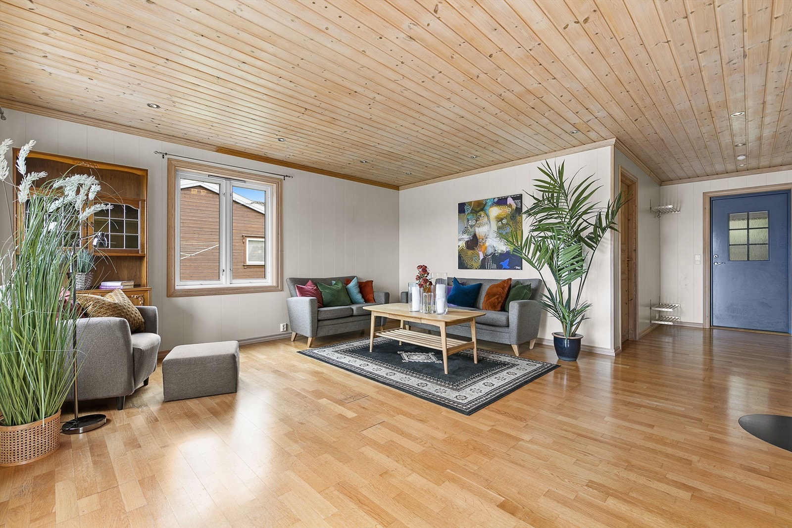 Fra entréen kommer man videre inn til stuen. Galleribilde