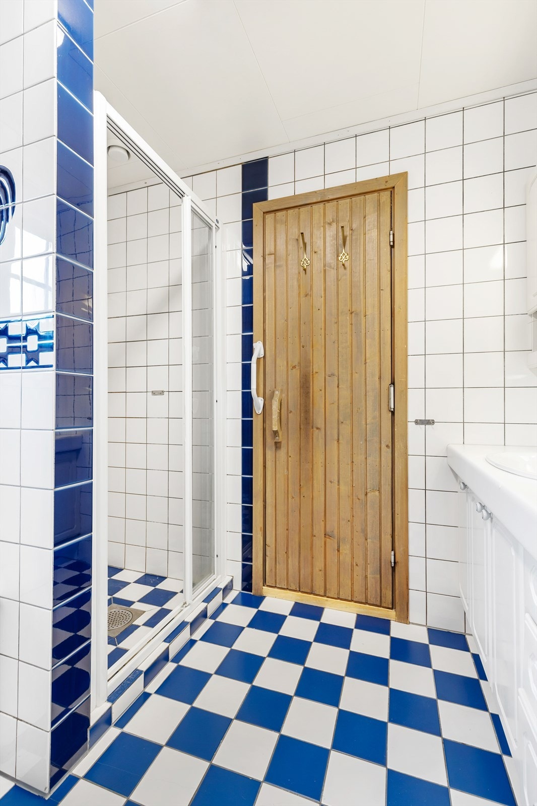 Dusjnisje med skyvedør. Galleribilde