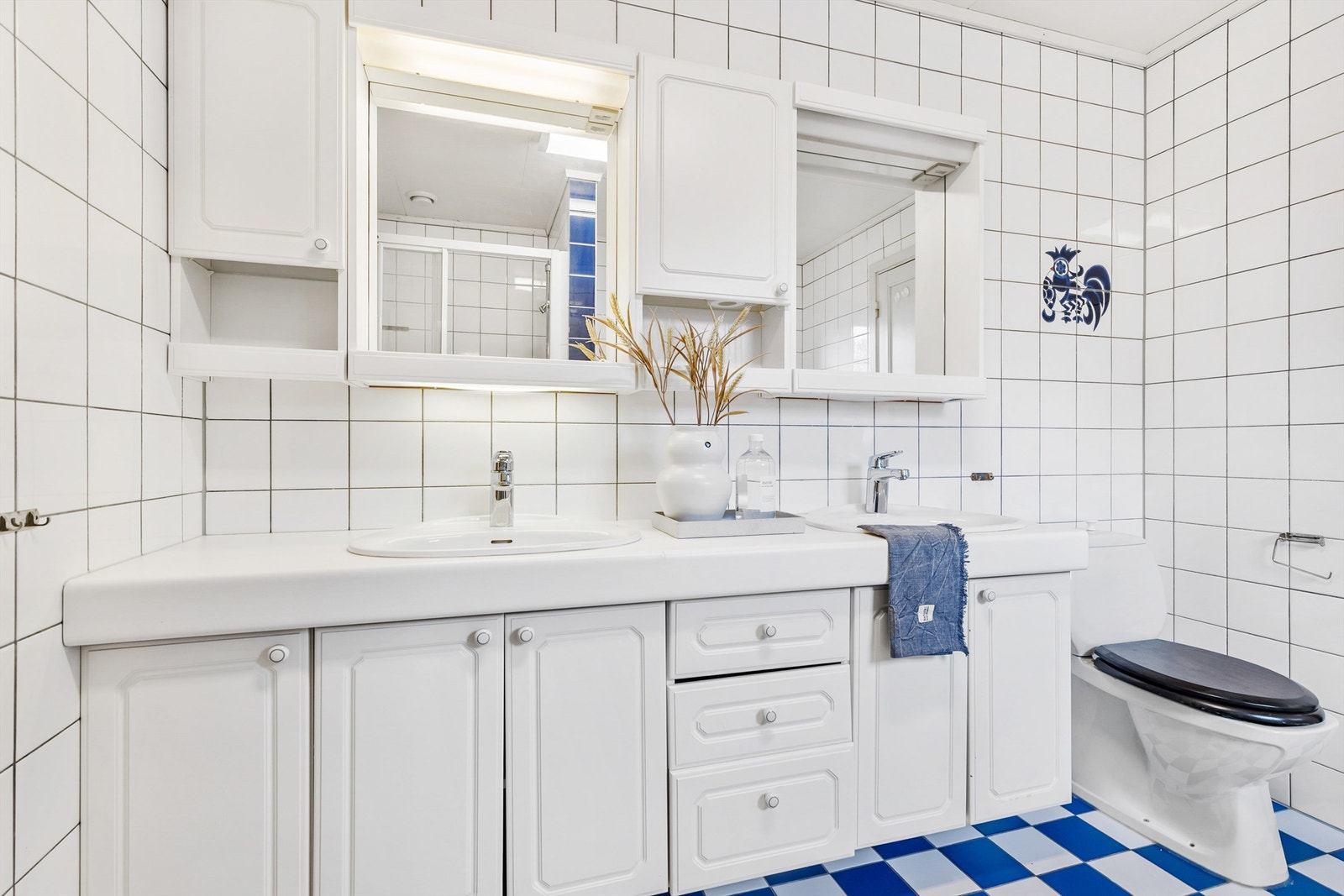 Bad i 1. etasje ved hovedsoverom fra byggeår med flislagte gulv og vegger. Det er varmekabler i gulvet. Galleribilde