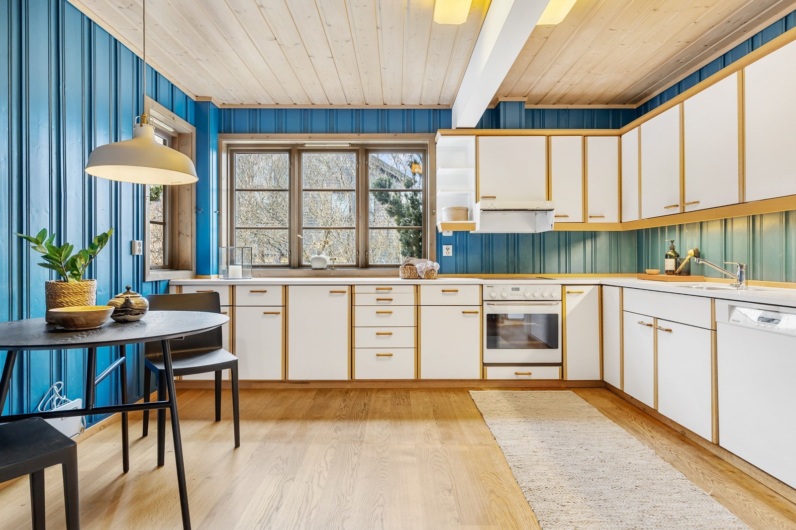 Boligen har et stort kjøkken, og det er plass til et stort spisebord her. Galleribilde