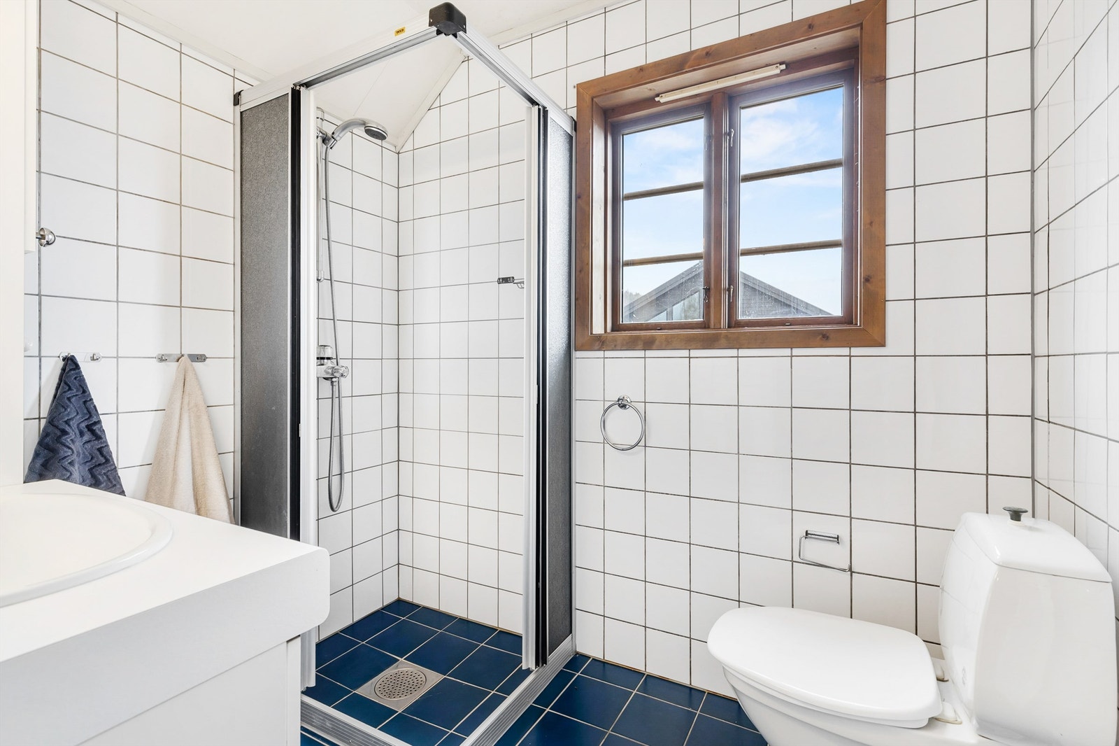 Bad i 2. etasje fra byggeår. Flislagt gulv og vegger. Det er varmekabler på gulvet. Galleribilde