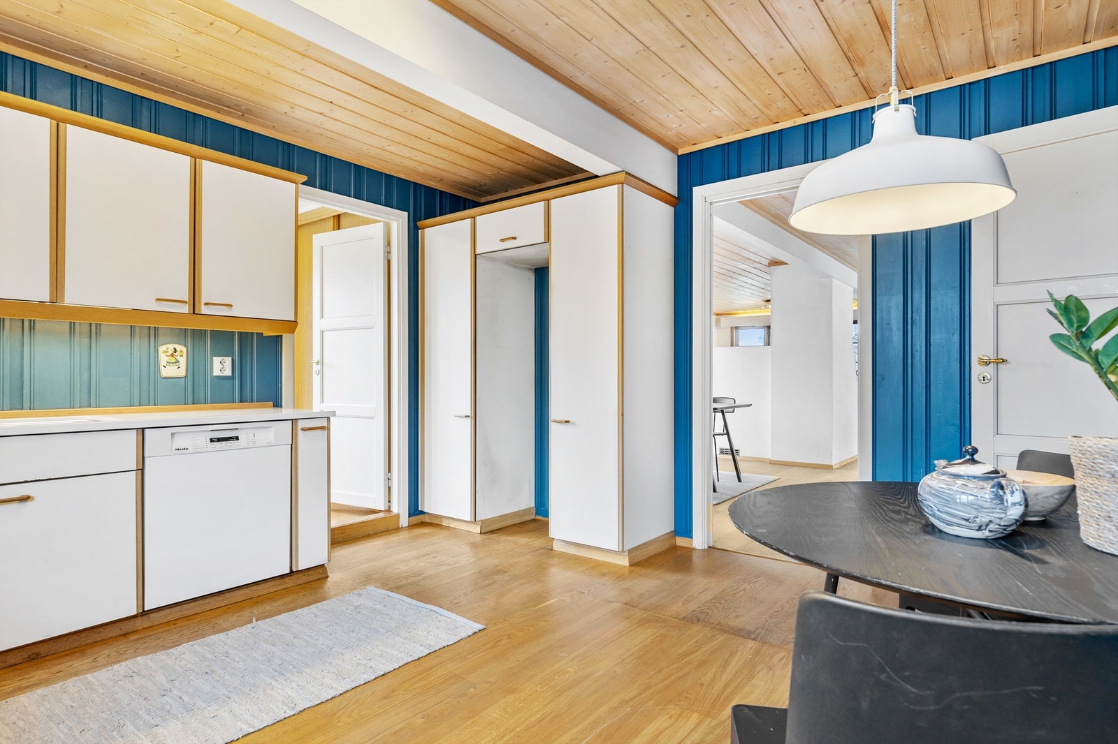 Gulvet er belagt med parkett og det er panel på vegg og i himling. Galleribilde