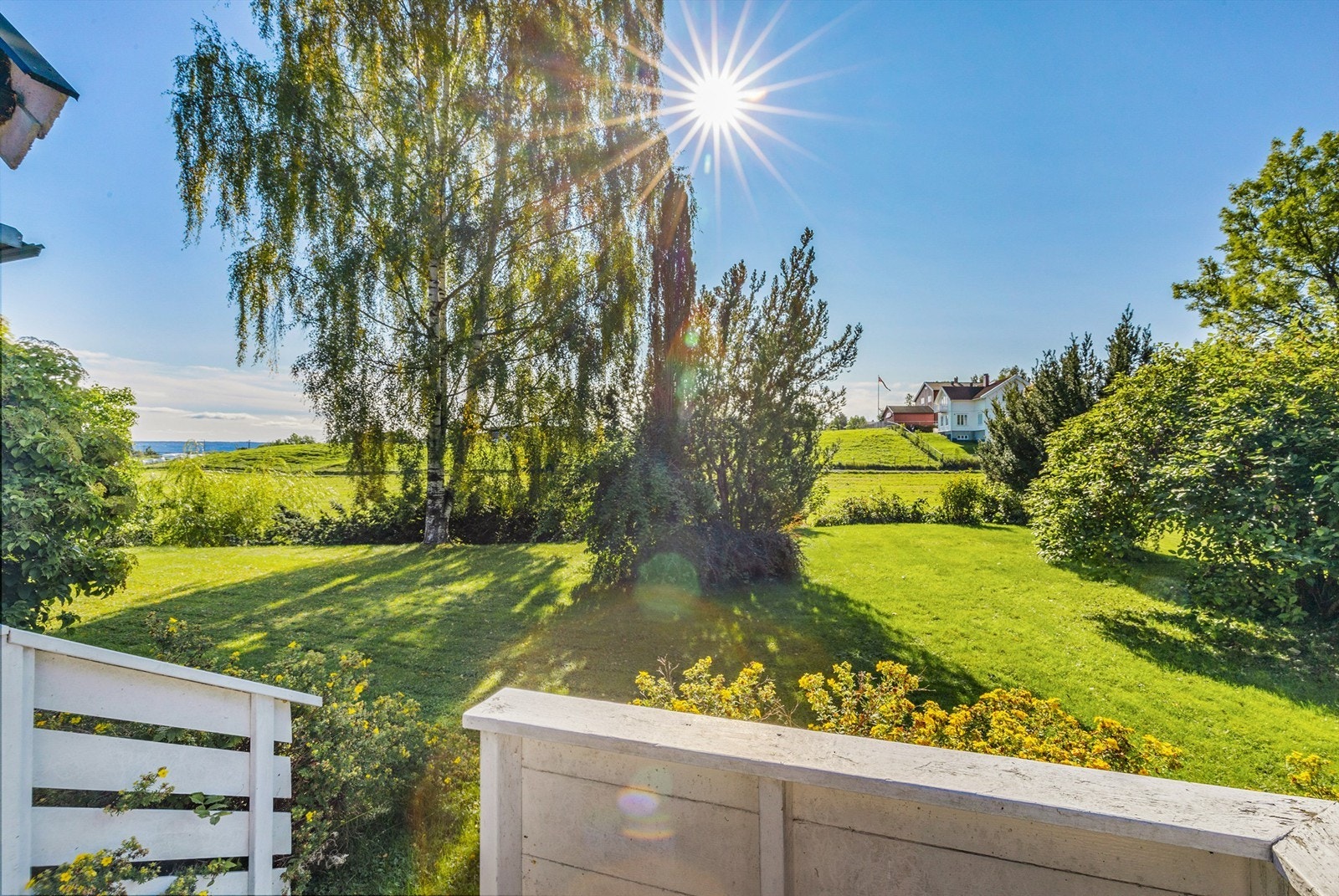 Her får du en innholdsrik og stor enebolig med fantastisk hage på Hvalstad i Asker. Galleribilde