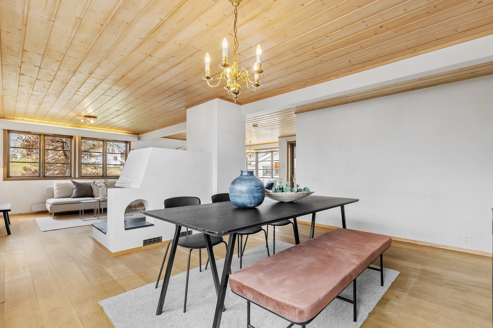 I spisestuen er det god plass til et spisebord med stoler til hele familien. Galleribilde