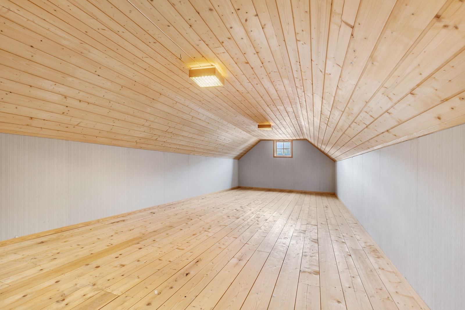 Stort uinnredet rom i 2. etasje som har vært benyttet til lagring/bod. Rom er omsøkt/godkjent til varig opphold. Galleribilde