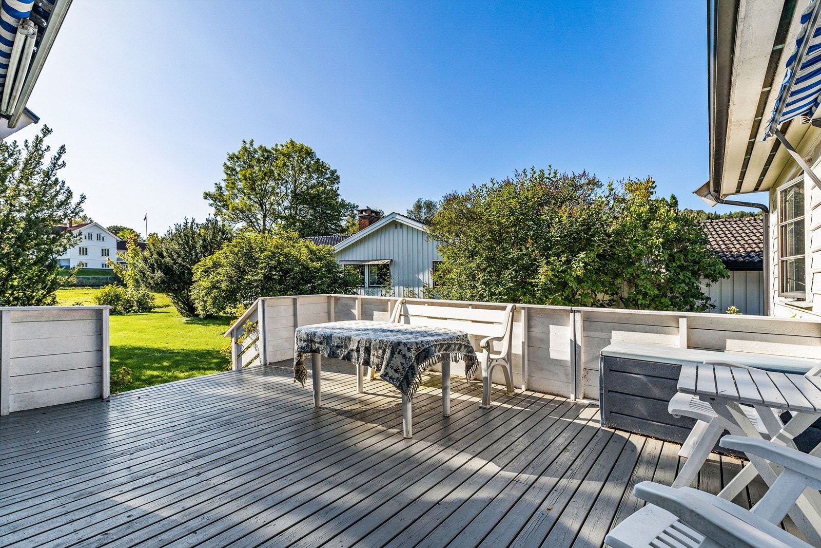 På terrassen er det god plass til loungegruppe og det er videre adkomst til hagen. Galleribilde