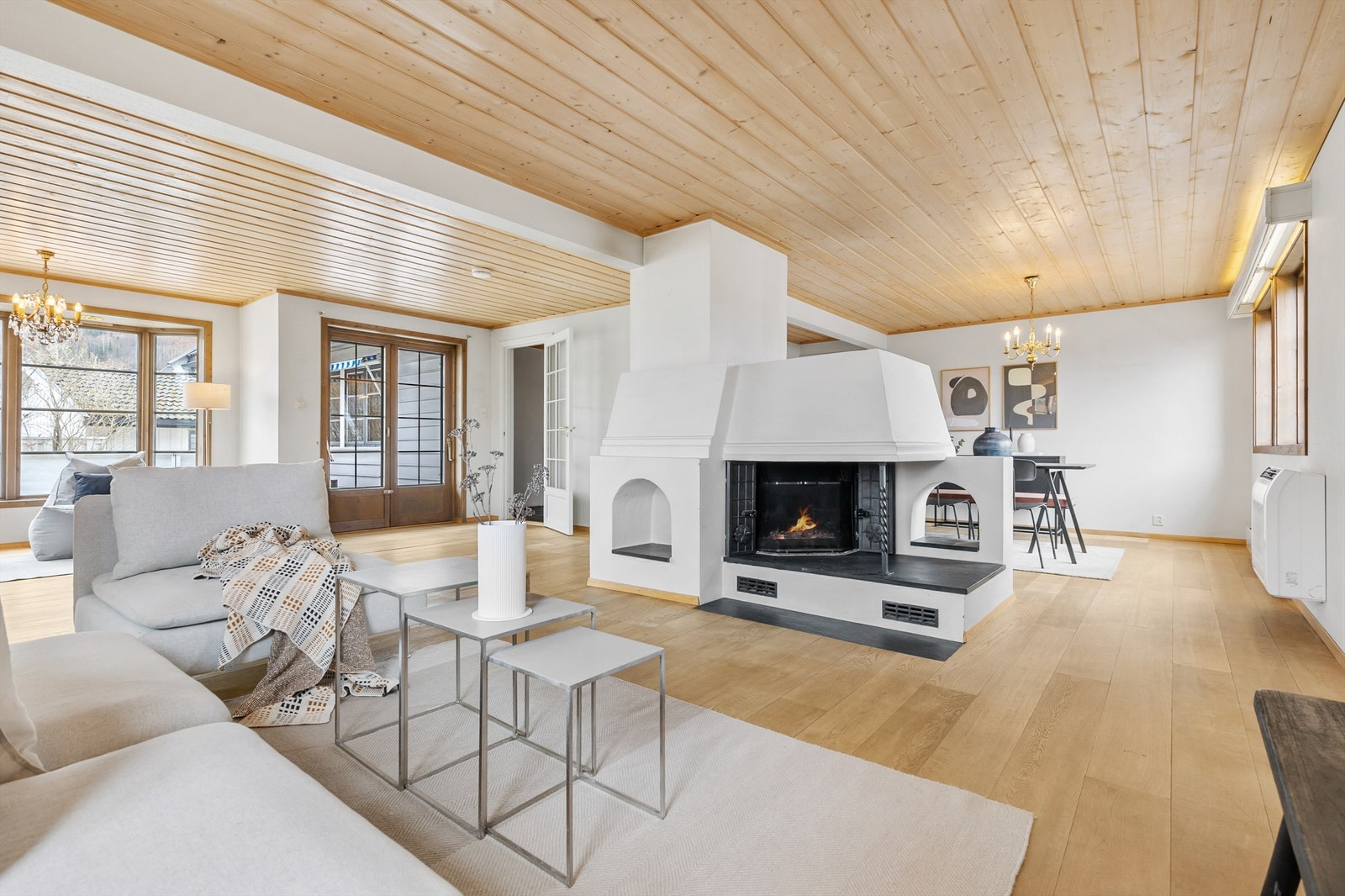 Boligens 1. etasje har en fin og åpen planløsning mellom stue og spisestue. Langs veggen er det montert en varmepumpe som bidrar til jevn temperatur i boligen året rundt. Galleribilde