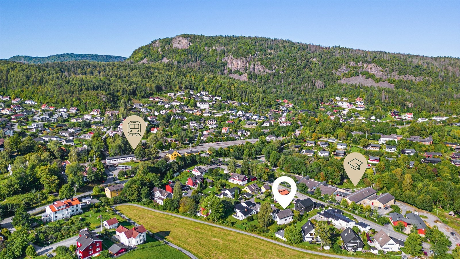 Det er kort vei til både togstasjon og barneskole. Hvalstad barneskole utvides til permanent fire-parallells barneskole. Frem til vinter 2026 vil elevene på Hvalstad barneskole transporteres med felles buss til Asker International School ved Drengsrud. Galleribilde