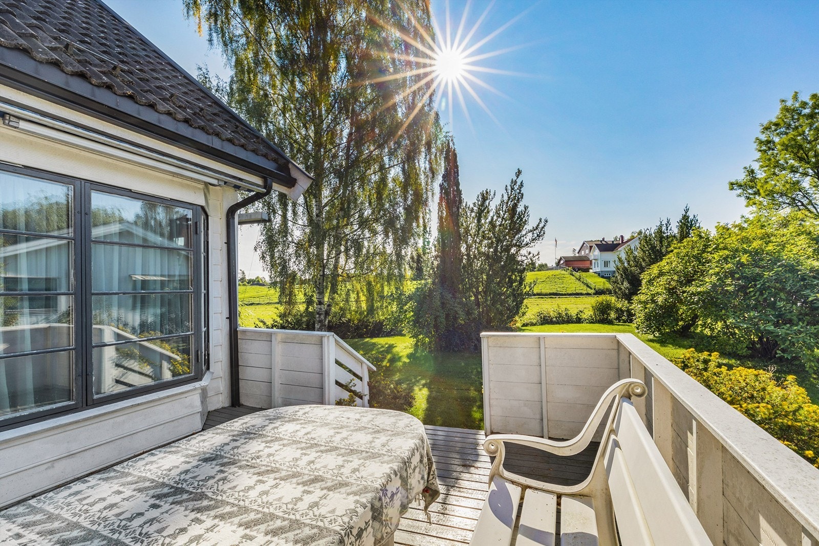 Utenfor stuen i 1. etasje er det en flott terrasse på ca 23 kvm. Galleribilde