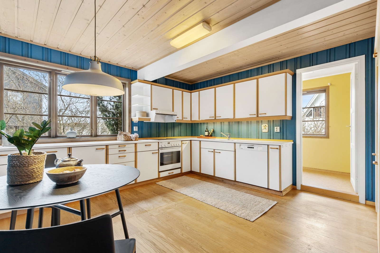 Integrerte hvitevarer med platetopp og stekeovn. Oppvaskmaskin under benk. Nisje for plassering av kjøleskap. Galleribilde