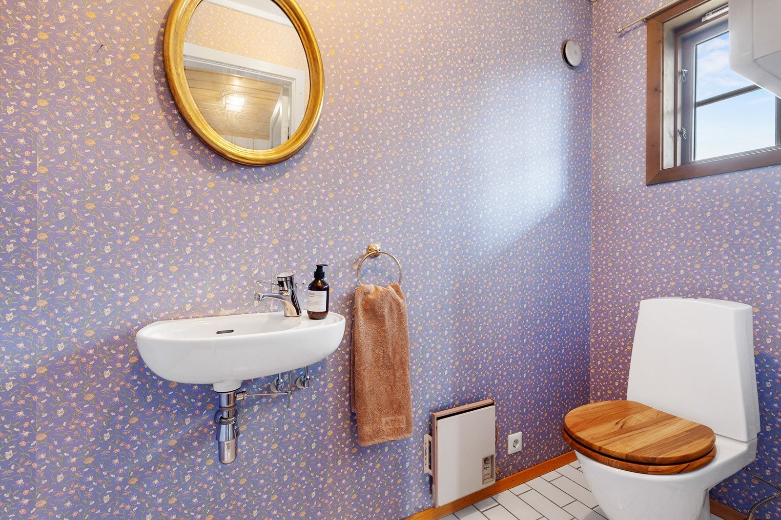 Eget toalettrom i 1. etasje, perfekt til gjester. Galleribilde