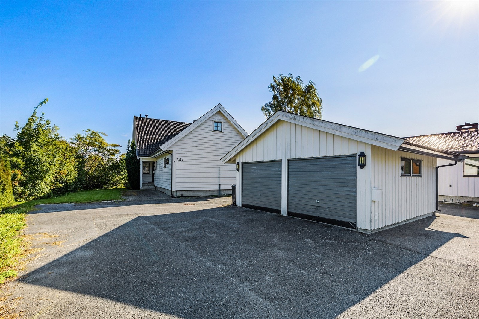 Parkering for to biler i dobbelgarasje. Ellers parkering på egen gårdsplass. Det er montert ladestasjon for elbil i garasjen. Galleribilde