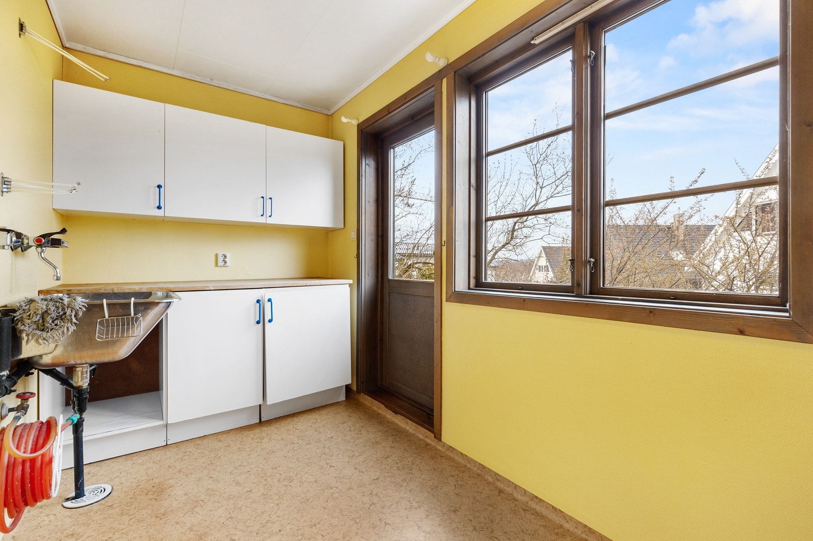 Fra kjøkkenet er det direkte adkomst til et separat vaskerom. Det er egen utvendig dør til vaskerommet. Galleribilde