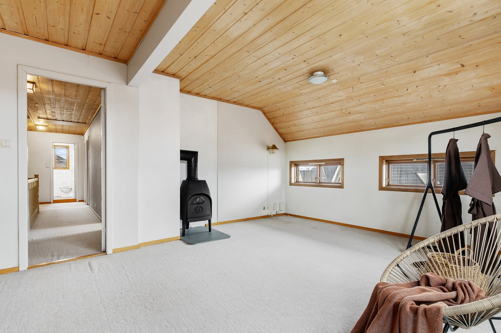 Det er en vedovn her og utgang til balkongen. Galleribilde