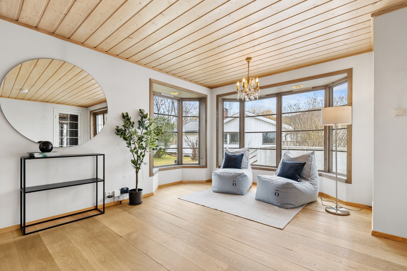 Godt med lysinnslipp gjennom de store vindusflatene. Galleribilde