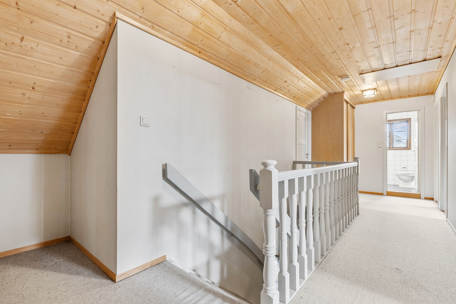 Opp i 2. etasje finner vi de resterende 3 soverommene på samme plan. Galleribilde