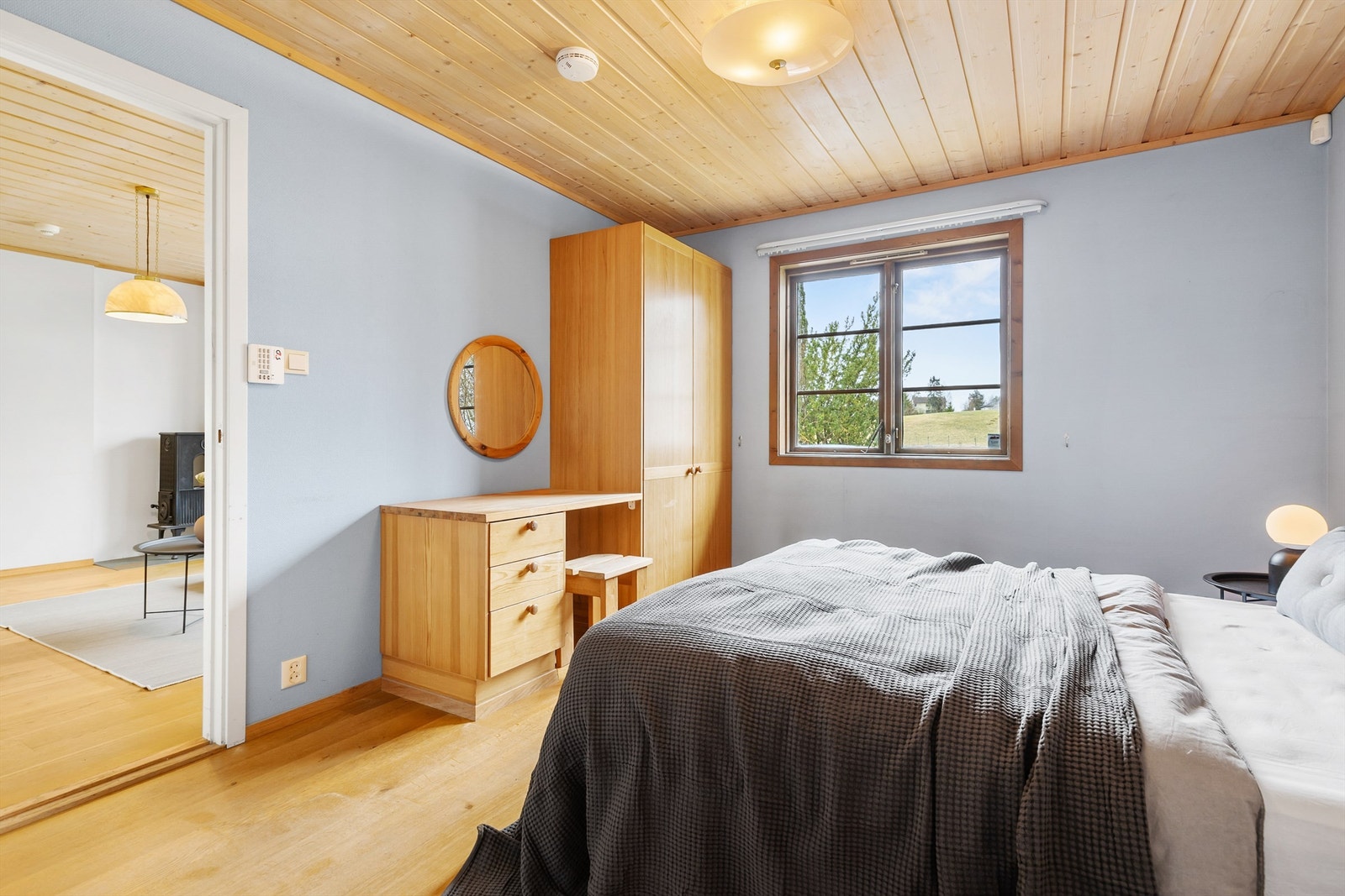 Soverommet i 1. etasje er romslig og har god plass til dobbeltseng. Galleribilde