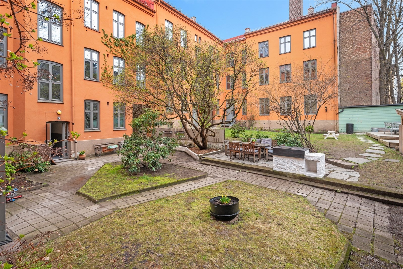 Her finner vi flere sittegrupper og grill. Galleribilde