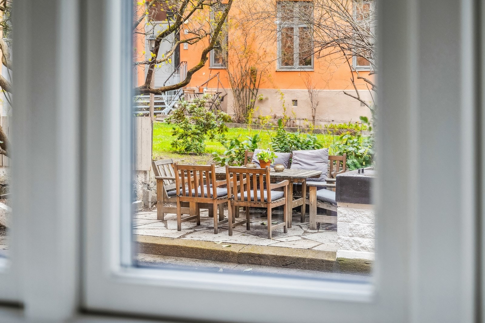 Hyggelig utsyn mot bakgården. Galleribilde