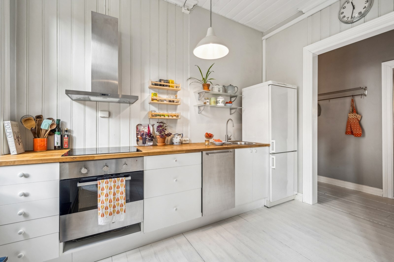 Kjøkkenet har en enkel innredning med hvite fronter og benkeplate i heltre. Galleribilde