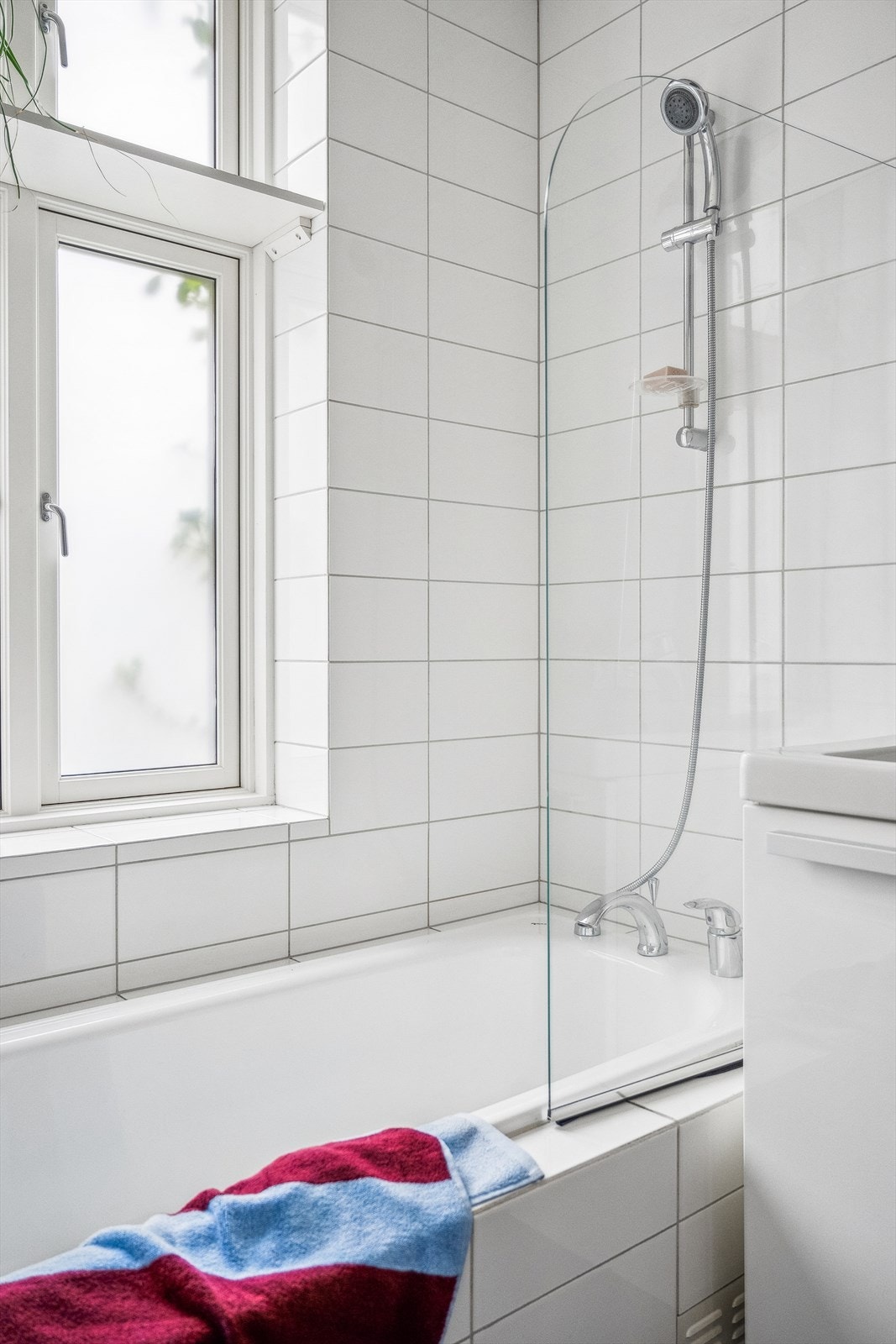 På badet er det opplegg for vaskemaskin. Galleribilde