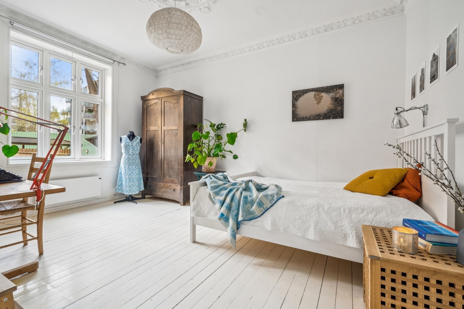 Hovedsoverommet er meget romslig med plass til dobbeltseng og garderobeløsninger. Også her finner vi stukkatur og rosett. Galleribilde
