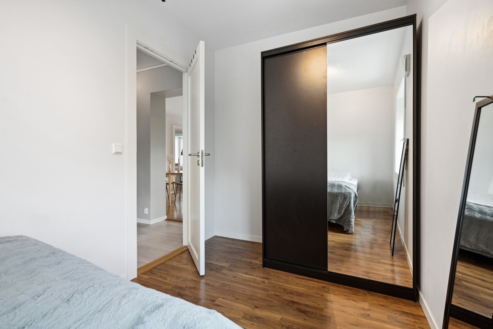 Plass til både dobbeltseng og garderobeløsning. Galleribilde