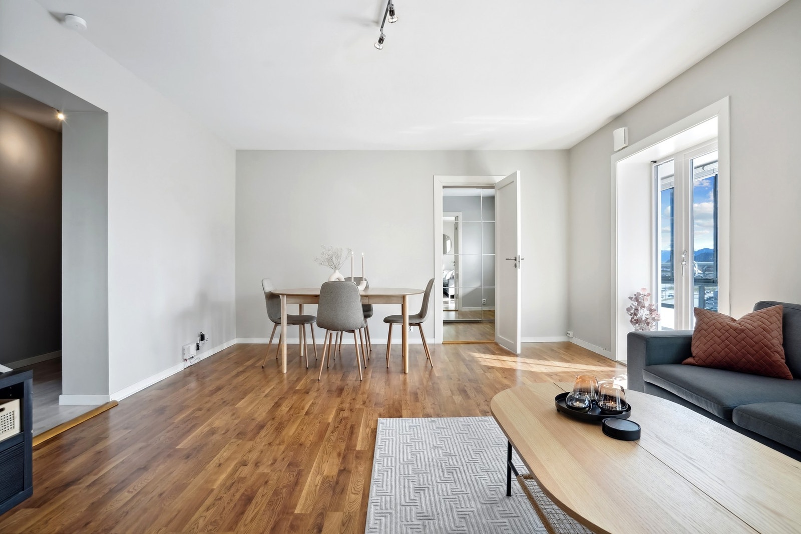 Laminat på gulv og malte plater på vegger. Galleribilde