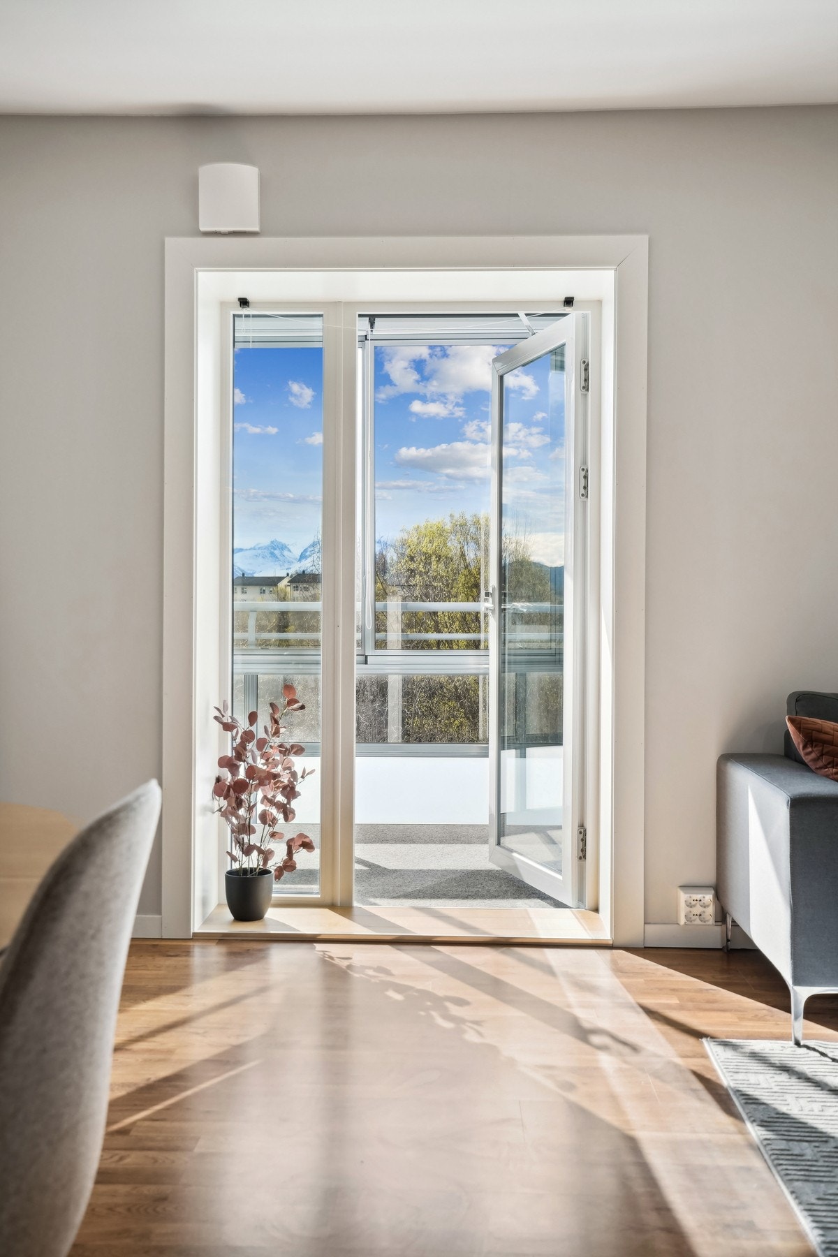 Adkomst til innglasset balkong fra stue. Galleribilde