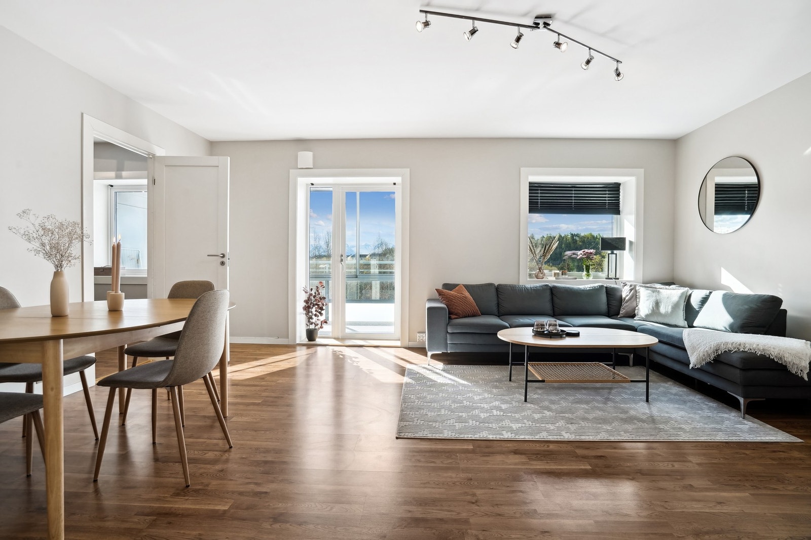 Flott 3-roms leilighet med fin utsikt, innglasset balkong og gode solforhold. Galleribilde