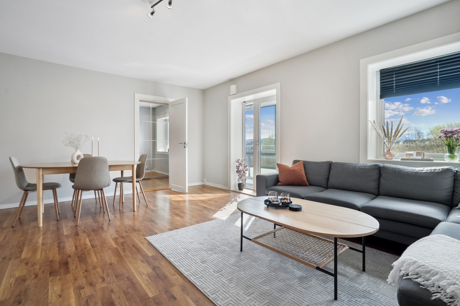 Plass til både sofa- og spisegruppe i stuen. Galleribilde