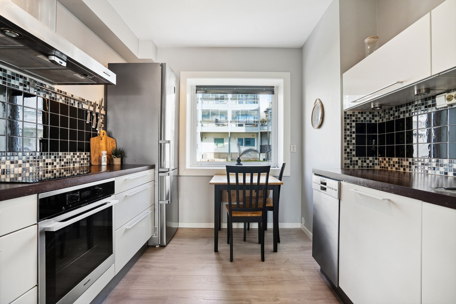 Kjøkkenet har innredning med glatte fronter og benkeplate av laminat. Galleribilde