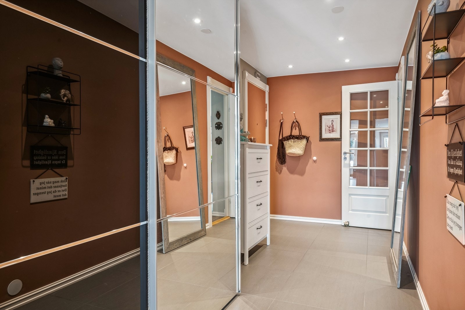 Entré er romslig med god plass til yttertøy og sko, samt oppbevaring i skyvedørsgarderobe. Det er varmekabler i gulvet, som er praktisk for vått fottøy Galleribilde