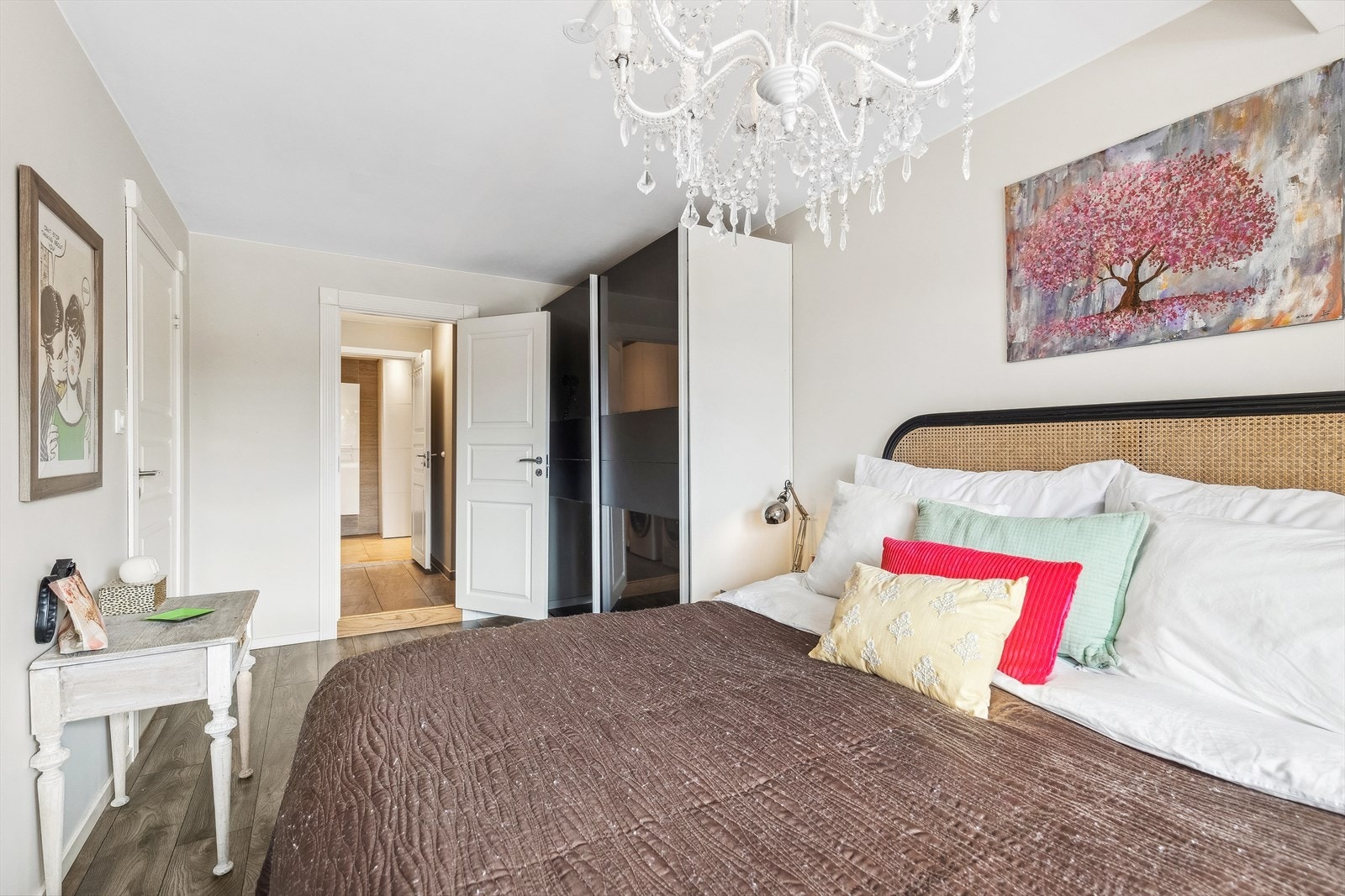 Det er også god oppbevaring i skyvedørsgarderobe. Fra rommet er det videre adkomst til vaskerom og stort, eget bad Galleribilde