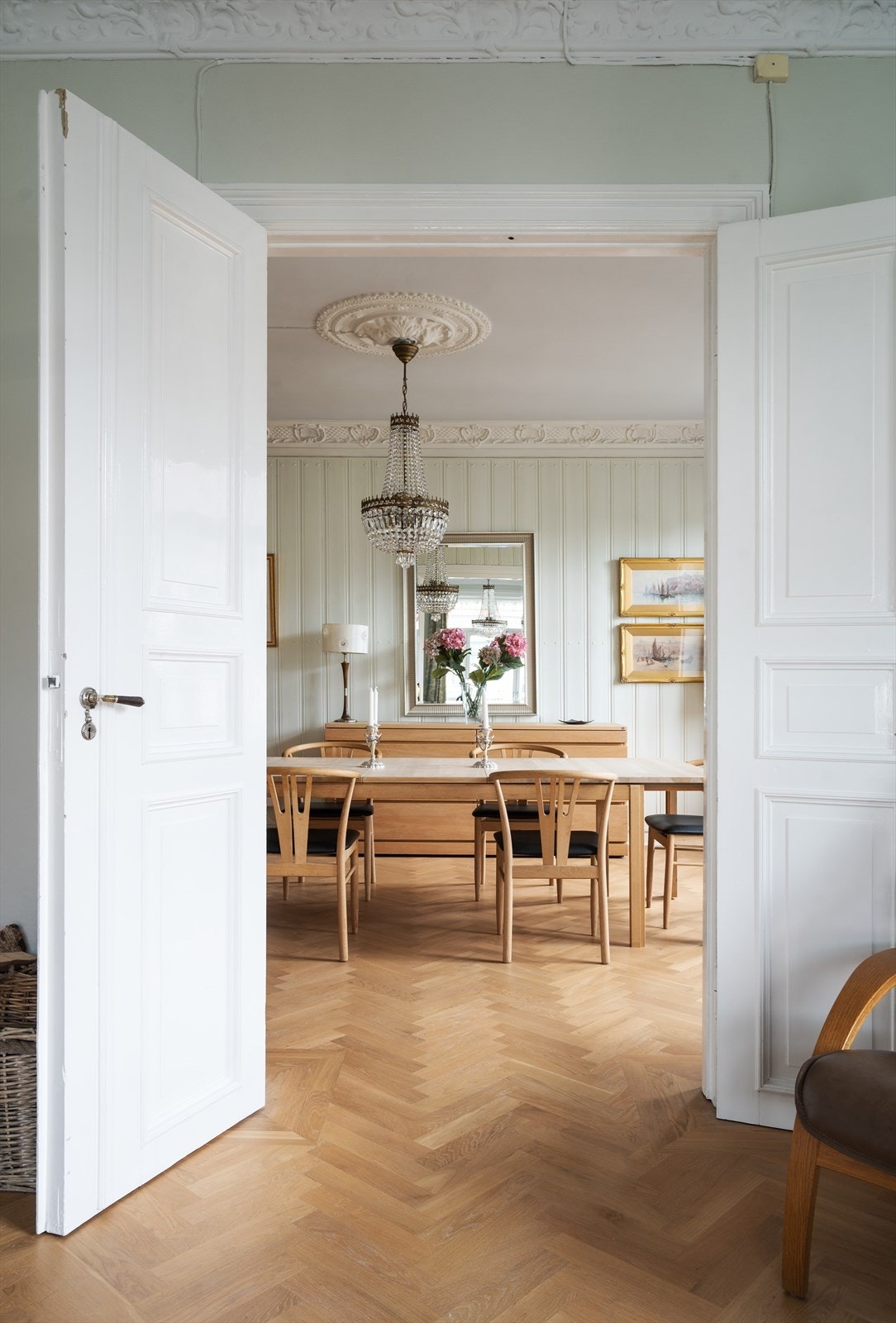 Klassiske særpreg i form av doble fløydører, stukkatur, rosett og listverk. Galleribilde