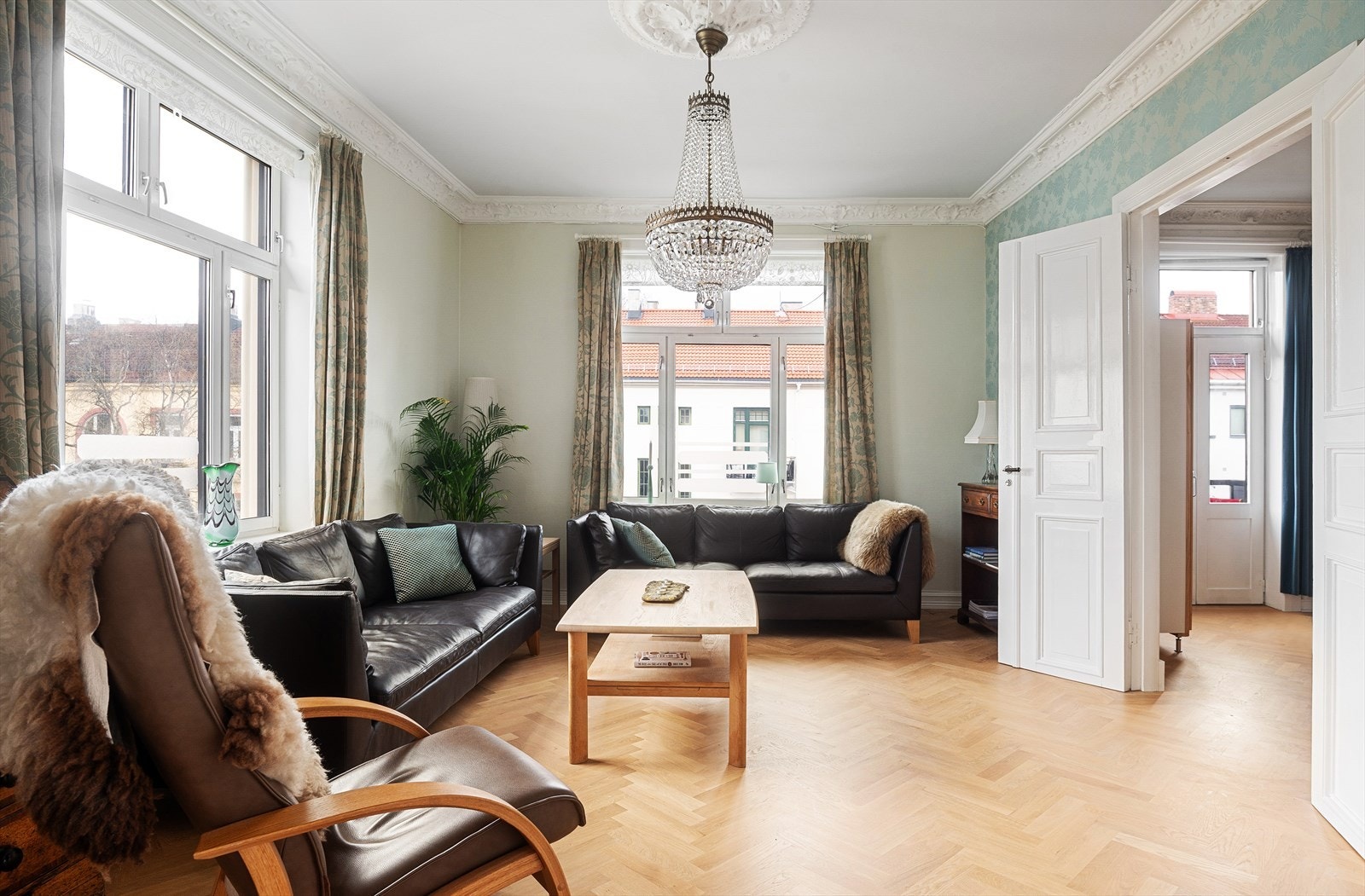 Nydelig oppholdsrom med gode innredningsmuligheter. Galleribilde