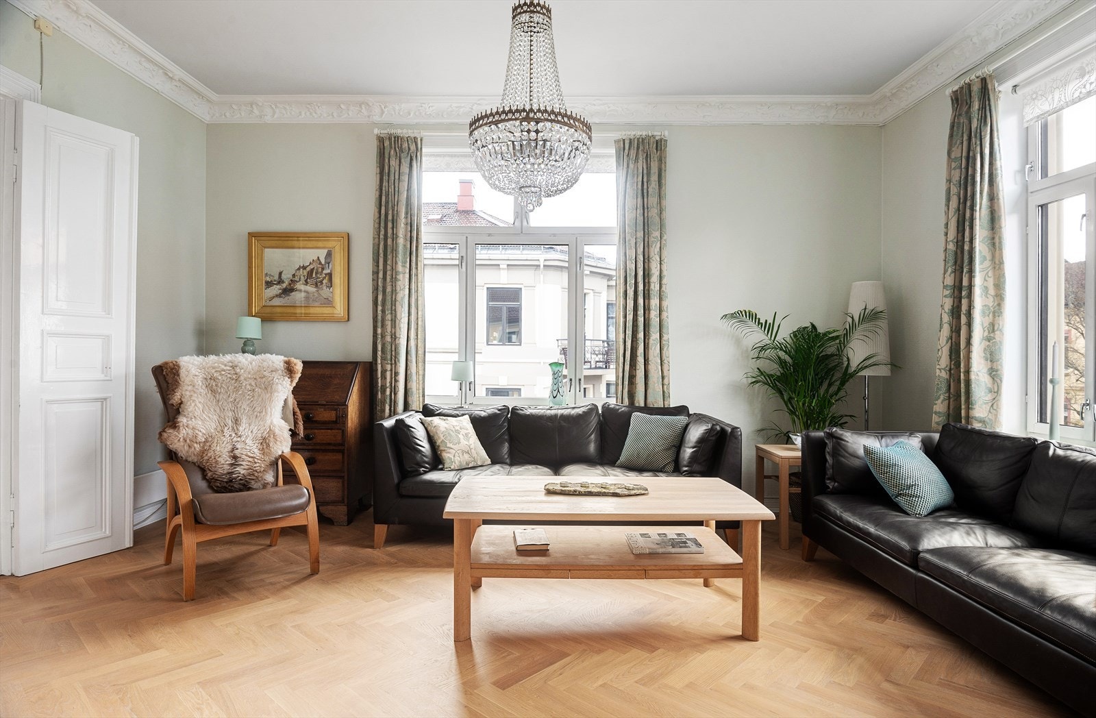 God plass til sofagruppe, bord og tilhørende møblement. Galleribilde