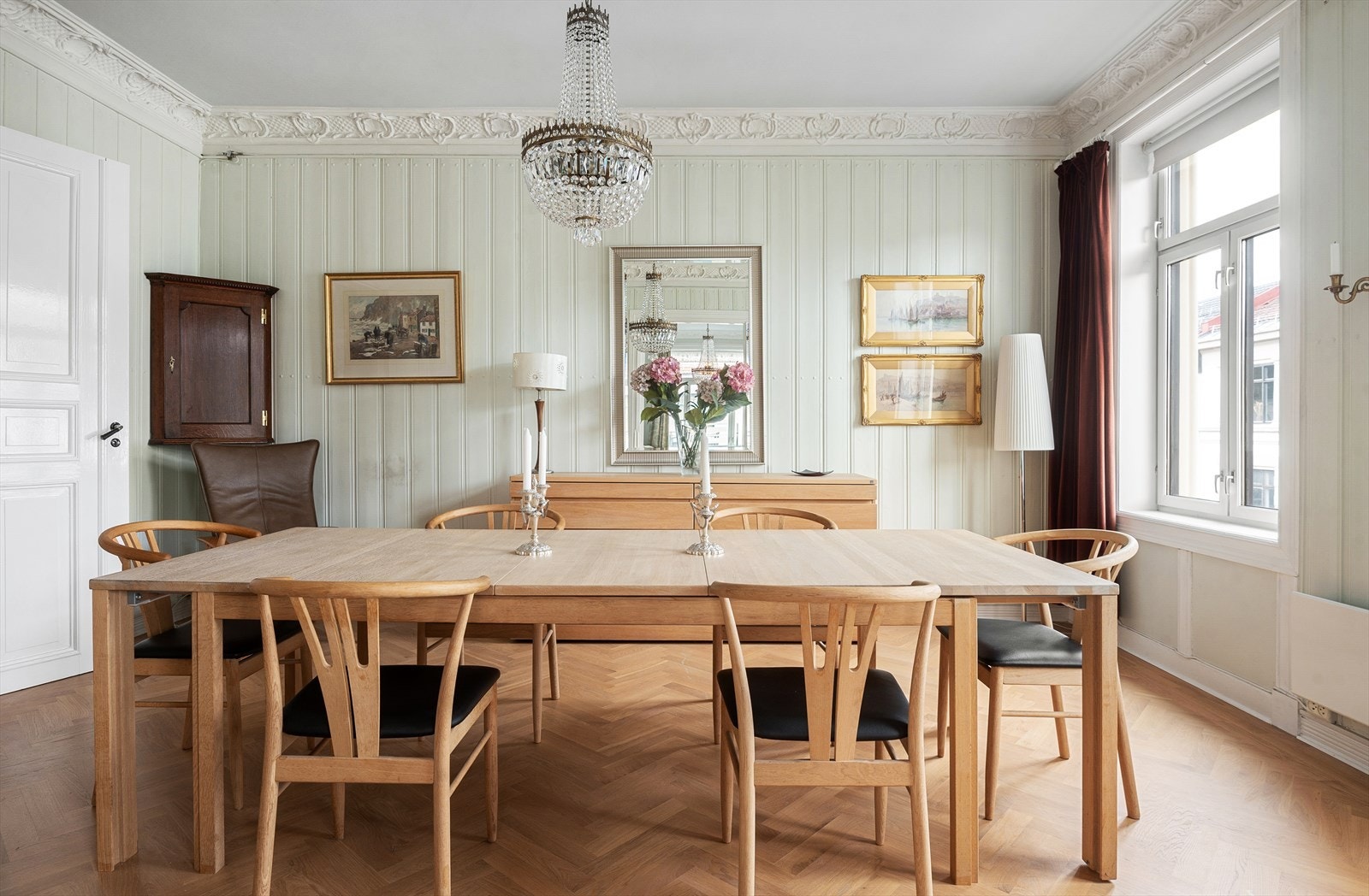 Romslig spisestue med god plass til stort spisebord. Galleribilde