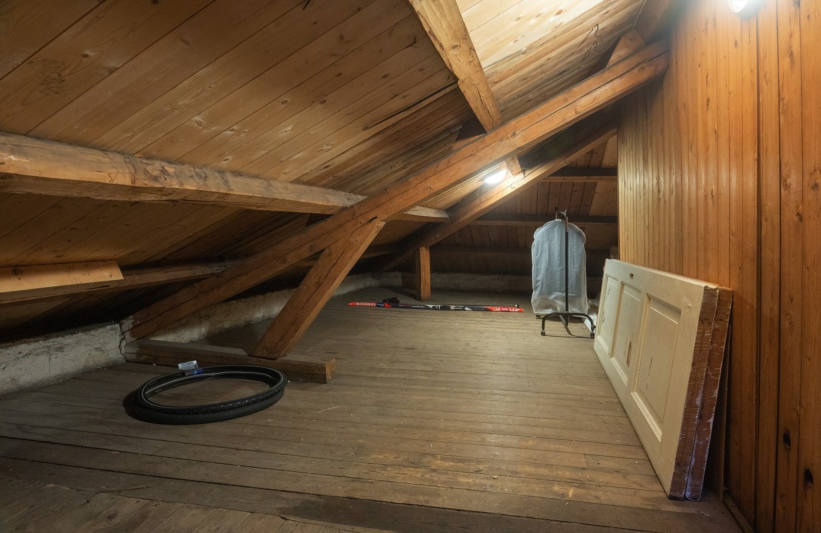 Loftsbod med gulvareal på ca. 24 m² (ikke måleverdi på grunn av lav takhøyde). Galleribilde