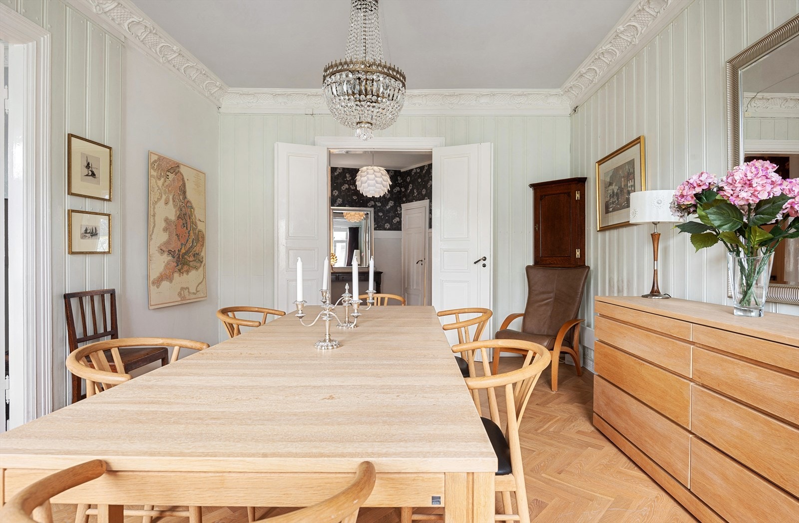 Takhøyden i spisestuen er målt til 2,92 meter. Galleribilde