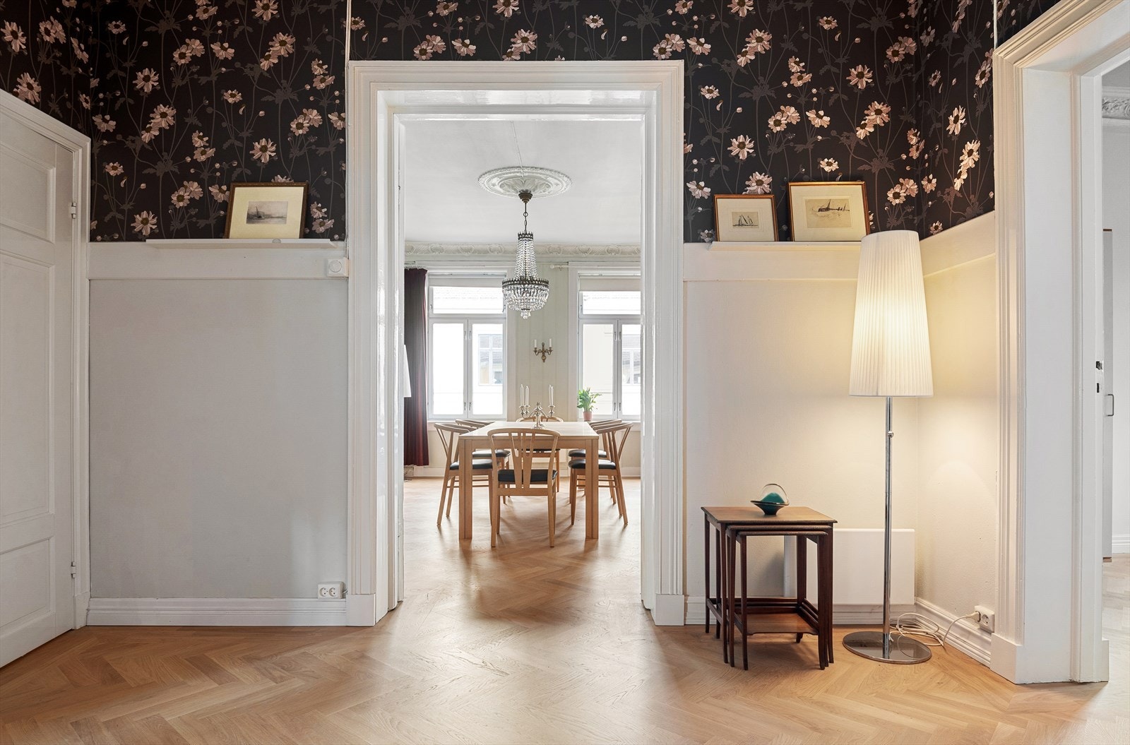 Hjørneleilighet med klassiske detaljer og lys fra tre sider. Galleribilde