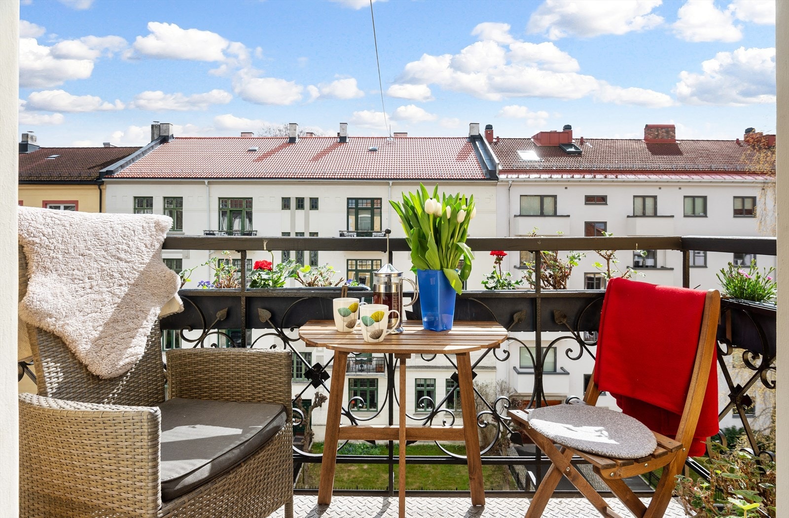 Det er sol på balkongen fra morgen til ca. kl. 1600, midt på sommeren. Galleribilde