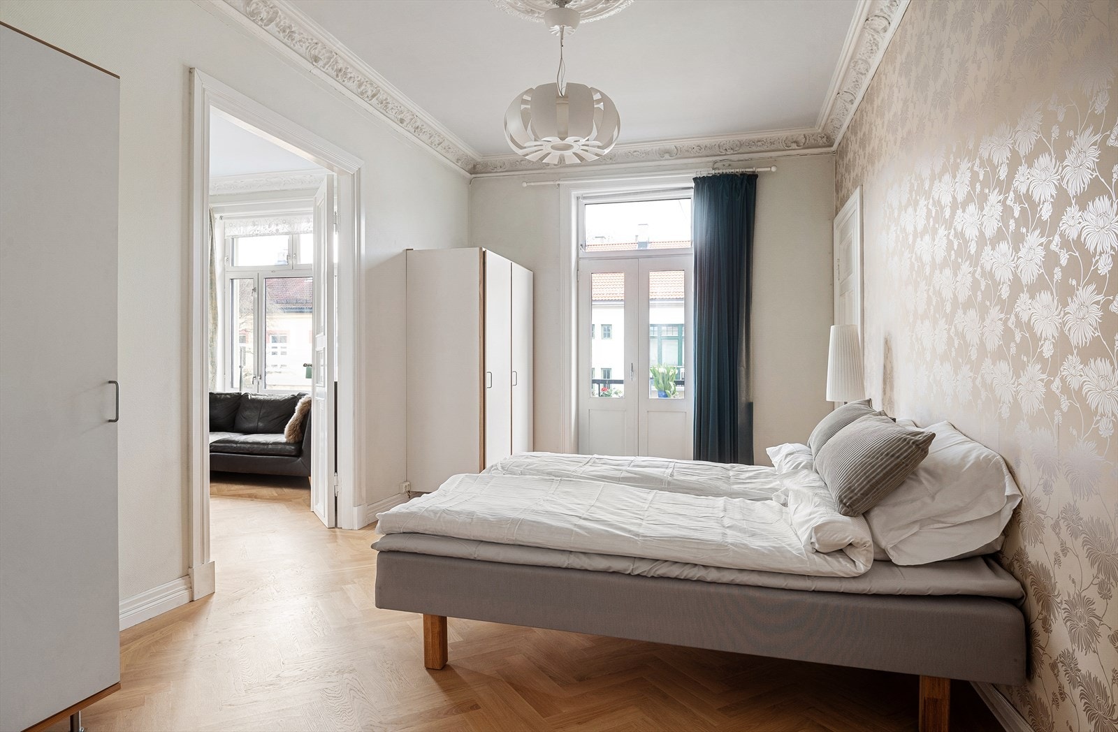 God plass til dobbeltseng, nattbord og garderobeskap. Galleribilde
