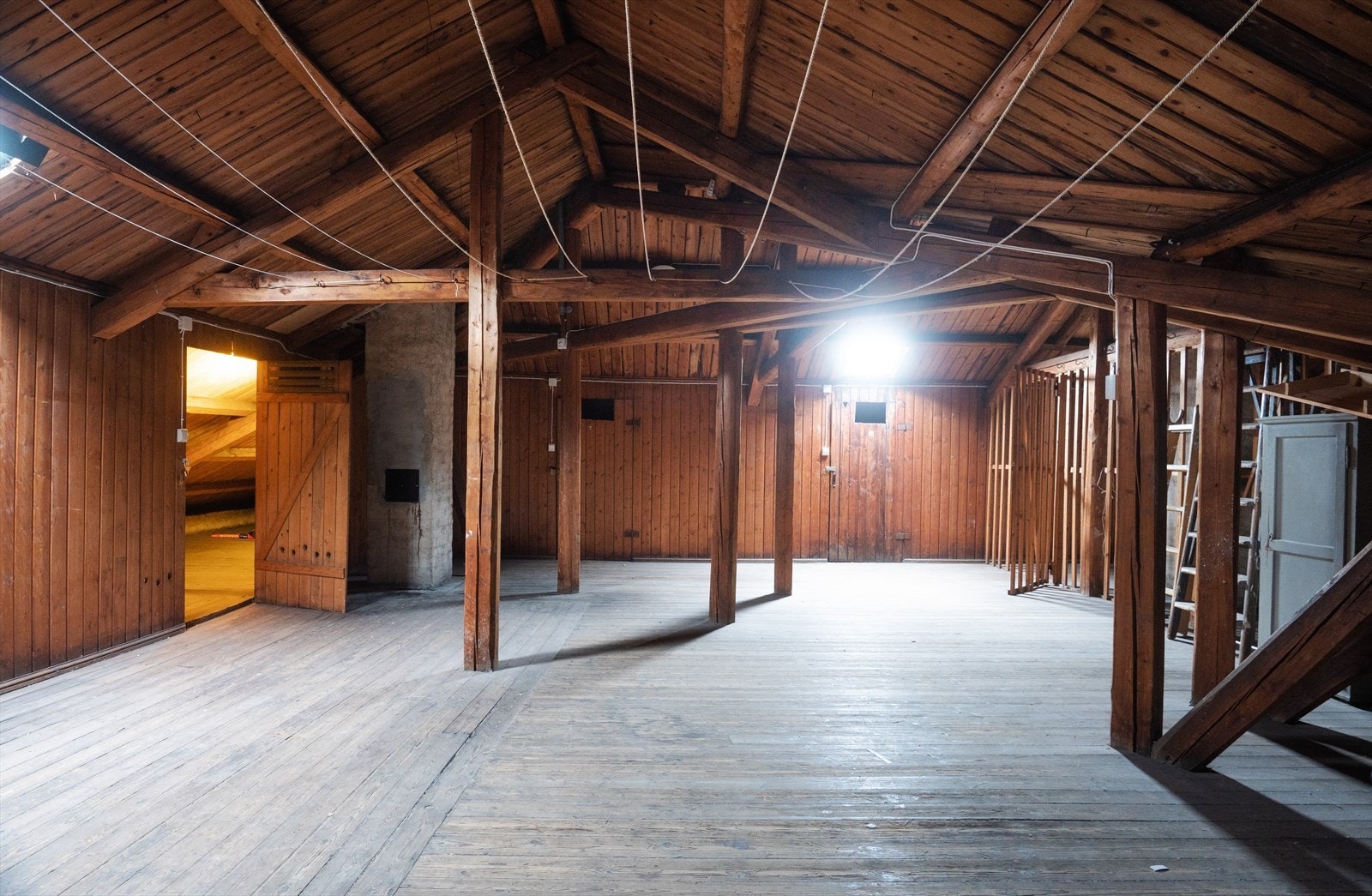 Leiligheten disp. 1 bod i kjeller, 1 bod i baktrapp og 1 bod på loft. Galleribilde