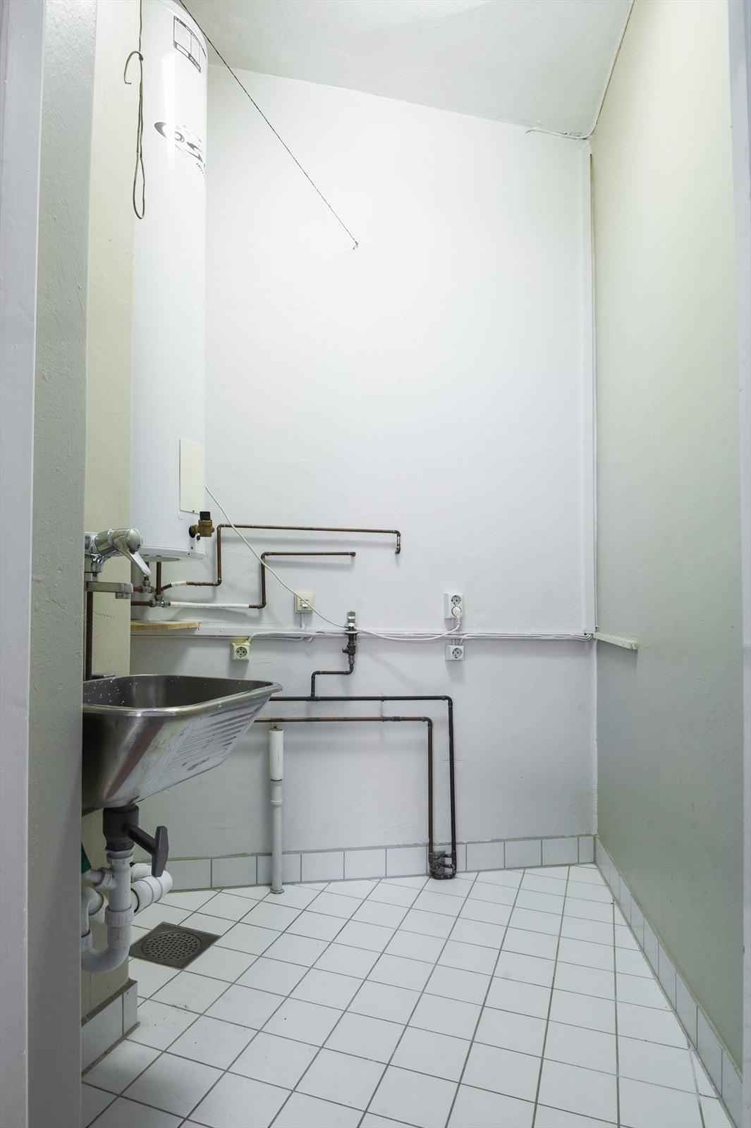 Vaskerom med opplegg for vaskemaskin og tørketrommel med inngang fra hovedsoverom. Galleribilde
