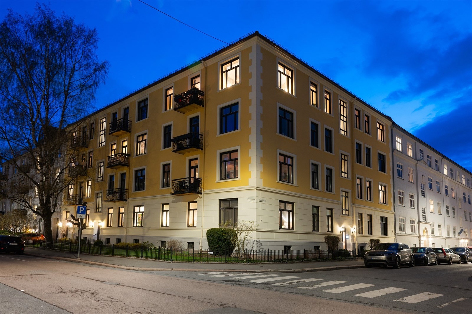 Leiligheten ligger i en velholdt og klassisk bygård fra 1910. Galleribilde