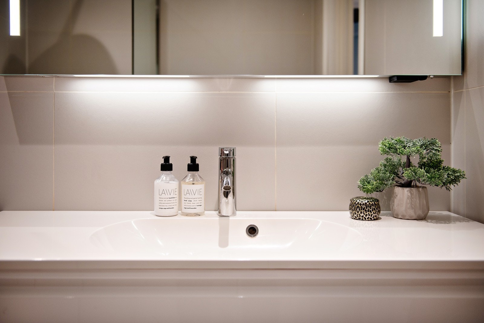 Lagring i skuffer under servant og speilskap med belysning Galleribilde