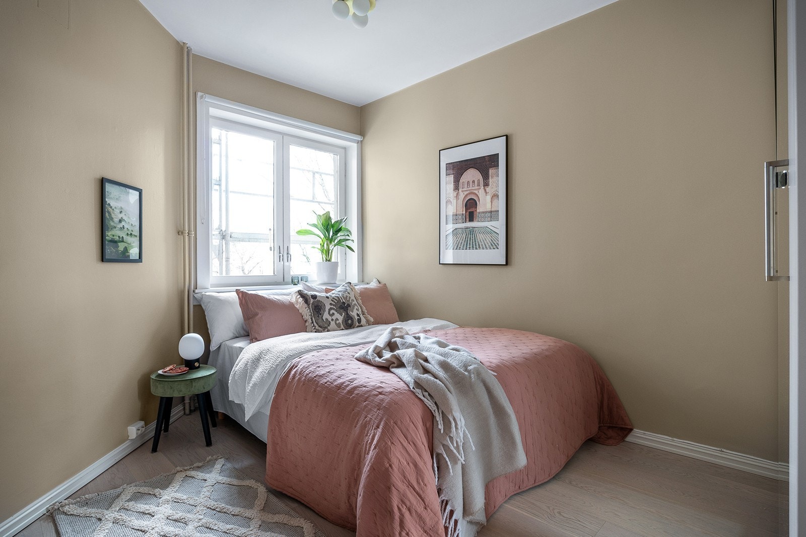 Hovedsoverommet vender mot rolig bakgård Galleribilde