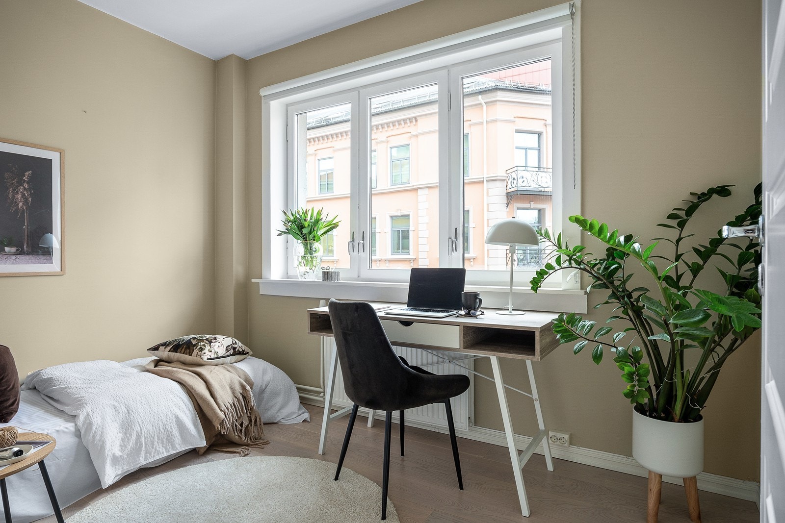 Gjesterom med god plass til seng og hjemmekontorplass Galleribilde