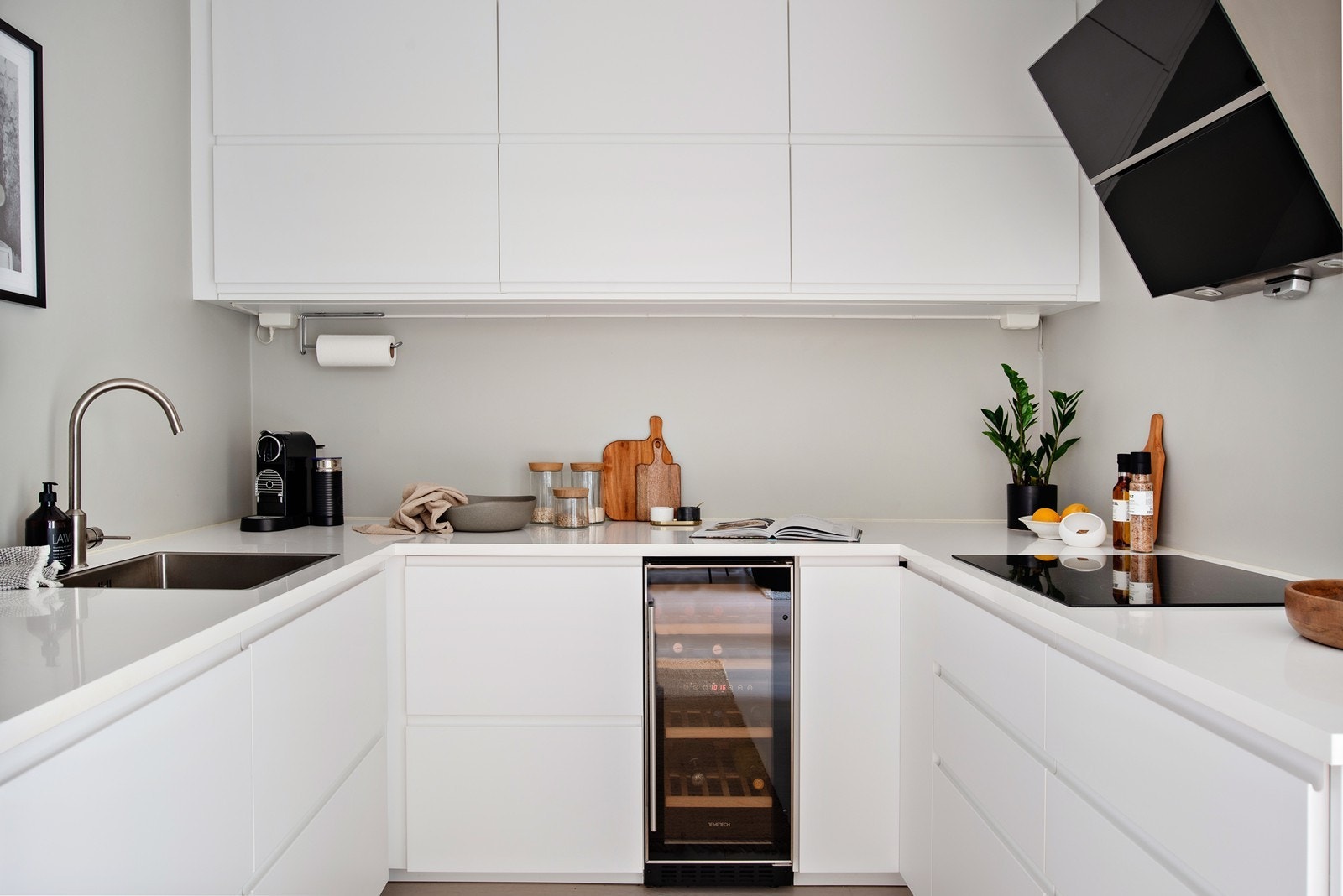 Kjøkkenet består av glatte fronter, laminat benkeplate og integrerte hvitevarer som følger leiligheten ved salg. Galleribilde